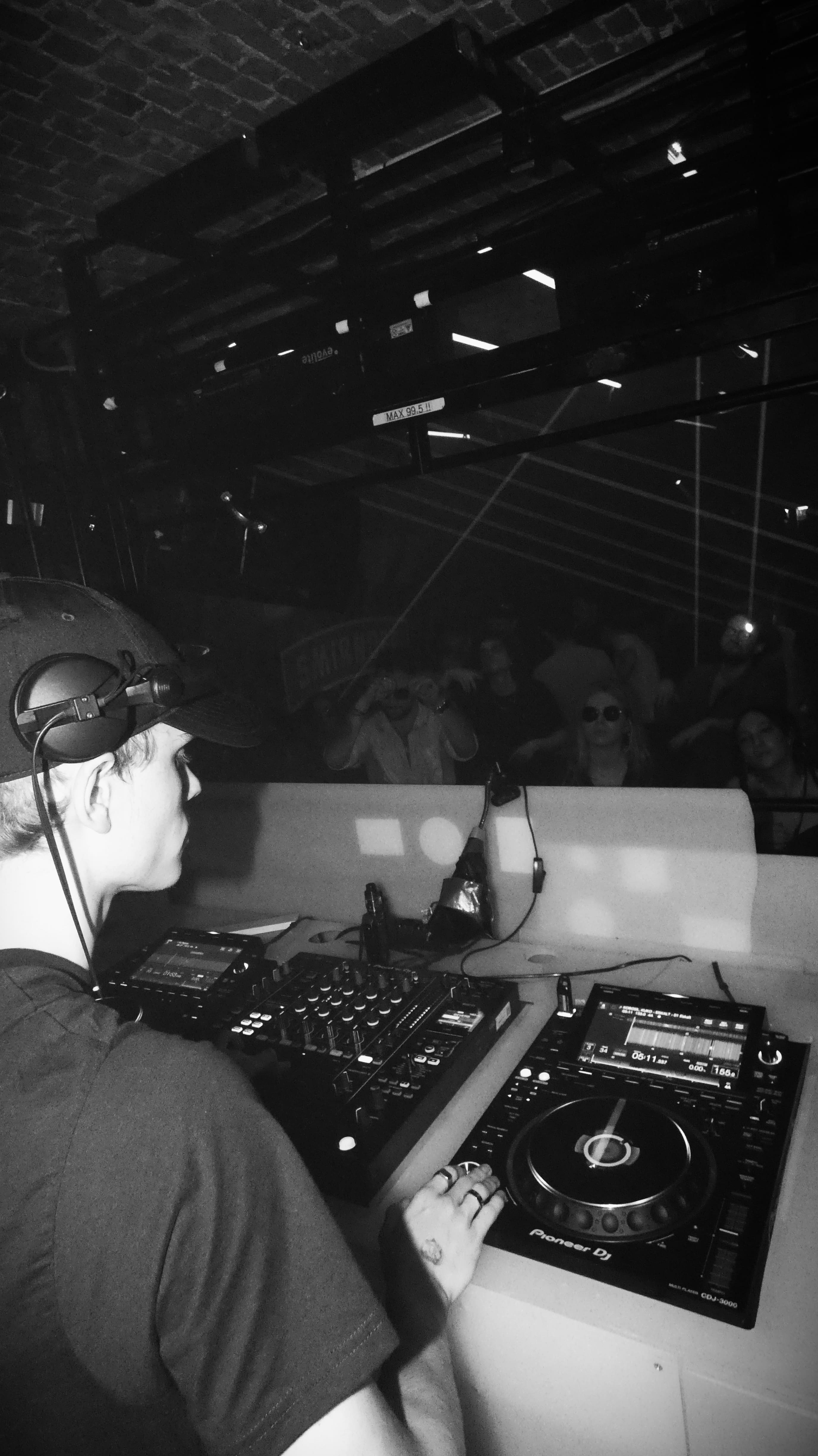Prayz en performance à Trivial Musik